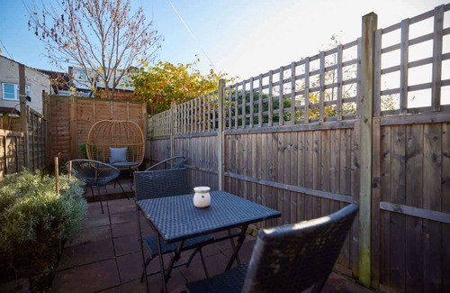 Leyton Apartment | The Leyton Midland Crib - Cozy 2BDR with Garden