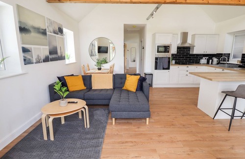 Aubourn Cottage | THE LILAC OWL, pet friendly, with hot tub in South Hykeham