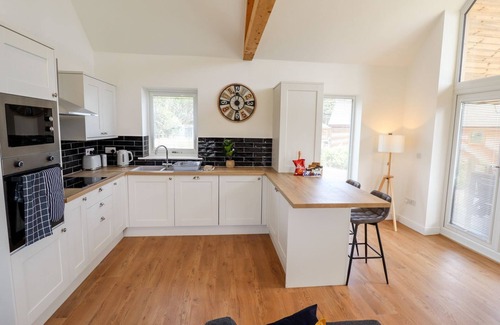 Aubourn Cottage | THE LILAC OWL, pet friendly, with hot tub in South Hykeham