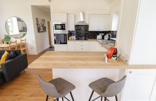 Aubourn Cottage | THE LILAC OWL, pet friendly, with hot tub in South Hykeham