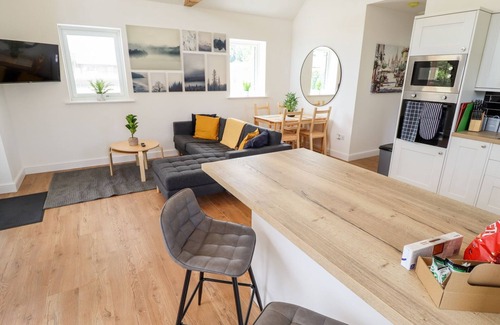Aubourn Cottage | THE LILAC OWL, pet friendly, with hot tub in South Hykeham