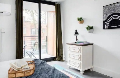 Virginia Highland Apartment | ~The Lillian~ Downtown Rooftop Skyline Cozy