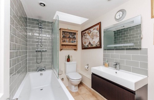 Henley House | The Limes-3 bed, central Henley