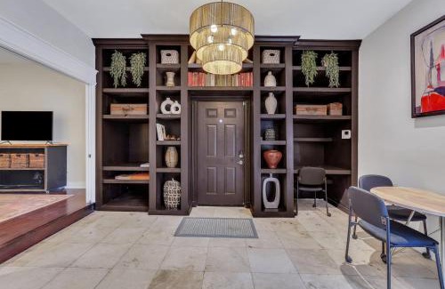 Historic Downtown Savannah House | The Lincoln Loft, Near Forsyth Park with Free Parking