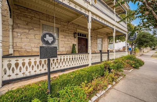 Fredericksburg Villa | The Lincoln Street Inn by Boutiq