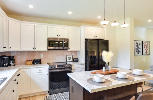 The Galena Territory House | The Linden; New construction Galena Retreat w/hot tub & pool table