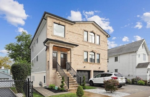 Kearny Apartment | The Lions Den Luxury 3-Bedroom Oasis + Pation