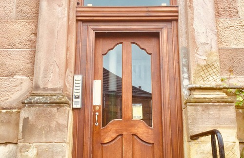 Gourock Apartment | THE LION’S DEN ON ROYAL STREET IN COASTAL GOUROCK.