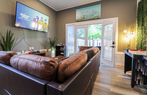 Greensboro Cottage | The lions den walk to coliseum/ 1 min to UNCG / 3 mins to Aquatic center