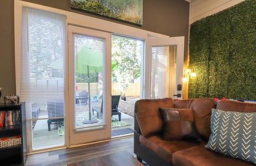 Greensboro Cottage | The lions den walk to coliseum/ 1 min to UNCG / 3 mins to Aquatic center