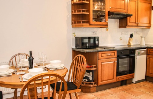 Abberley Cottage | THE LITTLE BEEHIVE, pet friendly, with hot tub in Abberley