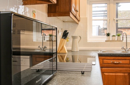 Abberley Cottage | THE LITTLE BEEHIVE, pet friendly, with hot tub in Abberley