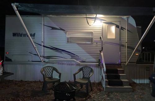 Dandridge RV Rental | The Little Dipper is an adorable & cozy camper located in charming Dandridge TN