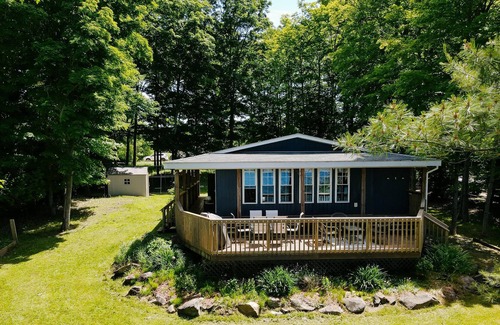 Haliburton Cottage | The Little Fox Cottage - On the water, 3 min to town