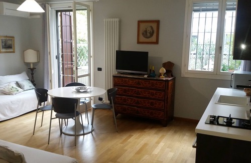 Province of Bologna Apartment | The Little Garden, Studio apt., private garden and car park Airport+Ducati