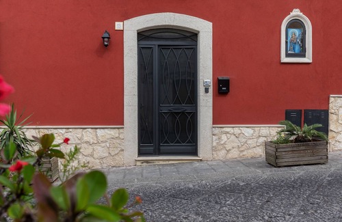 Ognina House | The Little House of Ognina