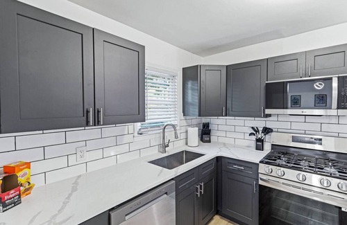 Southside House | The Little Lou | 10 mins to Airport | Sleeps 15