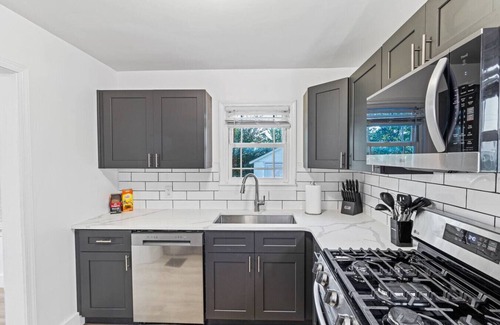 Southside House | The Little Lou | 10 mins to Airport | Sleeps 15