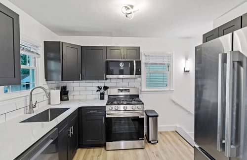Southside House | The Little Lou | 10 mins to Airport | Sleeps 15