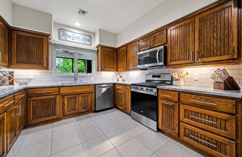 Fredericksburg House | The Live Oak Haus (Sleeps 19) - 6 Bed | 6 Bath | Pool + Hot Tub + Fire Pit