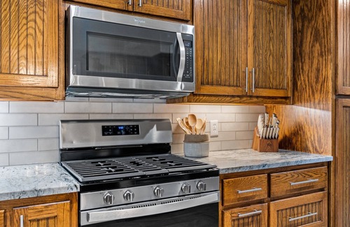 Fredericksburg House | The Live Oak Haus (Sleeps 19) - 6 Bed | 6 Bath | Pool + Hot Tub + Fire Pit