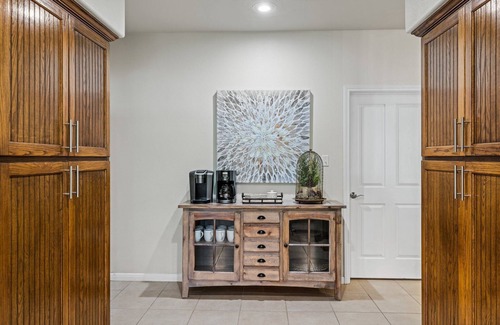 Fredericksburg House | The Live Oak Haus (Sleeps 19) - 6 Bed | 6 Bath | Pool + Hot Tub + Fire Pit