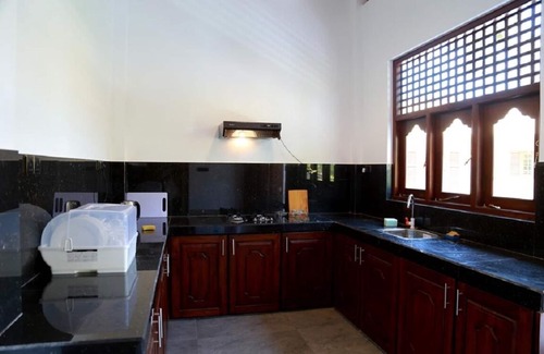 Sri Jayawardenepura Kotte Villa | The villa has 6 bedrooms, 1 bathroom, a flat-screen Tv with satellite channels,