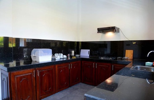 Sri Jayawardenepura Kotte Villa | The villa has 6 bedrooms, 1 bathroom, a flat-screen Tv with satellite channels,