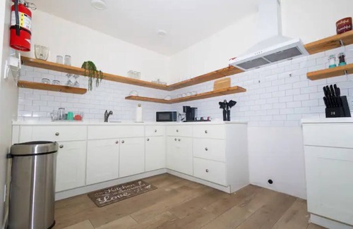 Harbor Apartment | The Locust Landing, 10 Minutes to Beach, AC, Private Parking, 2 Bedrooms, Fits 5