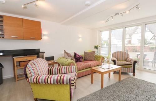 Holt Cottage | THE LODGE AT CROSS COTTAGE, romantic in Holt, North Wales