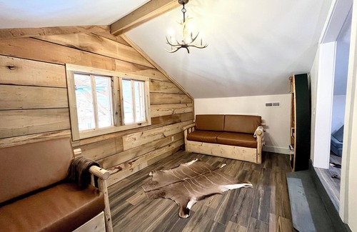 Jonesborough Cabin | The Lodge at Feather Ridge Retreat