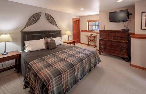 Truckee Cabin | The Lodge at Lahonton , Spacious 5-bedroom Luxury in tranquil setting