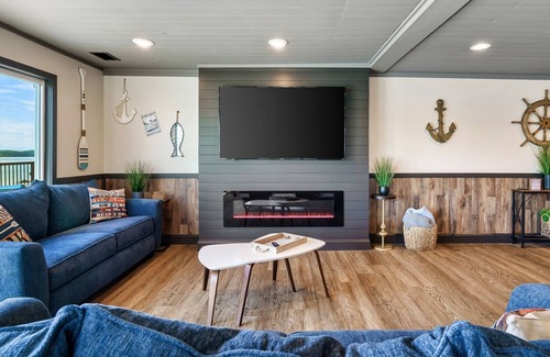 Dandridge Cabin | The Lodge at Lakeside by RedAwning