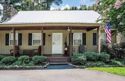 Guntersville House | The Lodge at the Lake - Waterfront with Boathouse