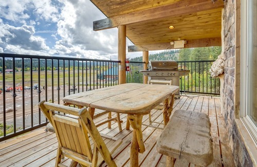 Meadow View Heights Apartment | The Lodge at Duck Creek: DEER TRACKS SUITE