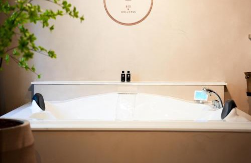 Municipality of Oisterwijk Cabin | The Lodge Bed & Wellness Oisterwijk Sauna, Jacuzzi, Luxury