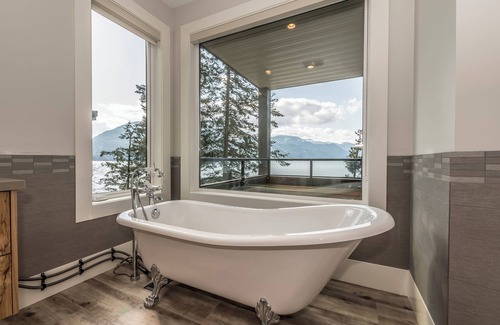 Harrison Hot Springs Cabin | "The Lodge on Harrison Lake" Main Residence