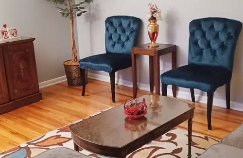 South Euclid House | The Lodge-Cozy 3 BdRm home w/step-in shower close to CCF/UH, universities n more