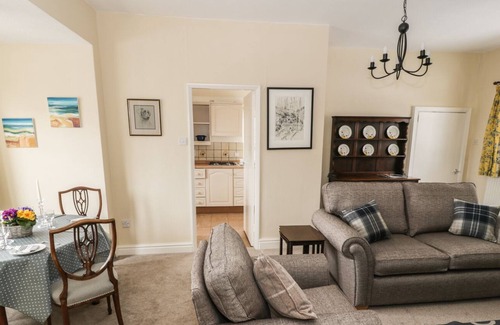 Overton-on-dee Cottage | THE LODGE, family friendly, with open fire in Overton-On-Dee