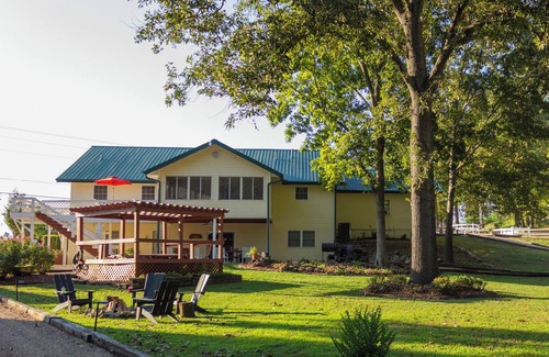 Norfork Ski Chalet | "The Lodge" GREAT FOR GROUPS & Walk-in Norfork River Access in Norfork, AR