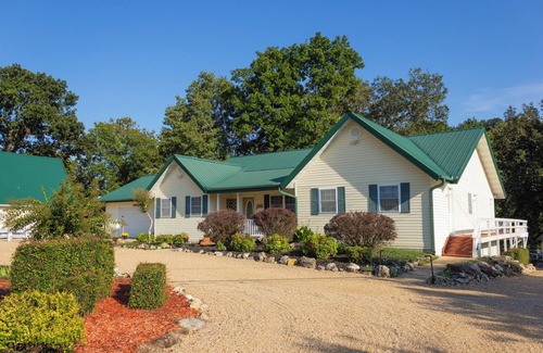 Norfork Ski Chalet | "The Lodge" GREAT FOR GROUPS & Walk-in Norfork River Access in Norfork, AR