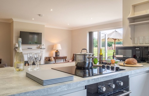 King's Lynn Apartment | The Lodge is a beautifully finished, single-storey home offering modern and stylish holiday accommod