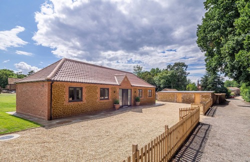 King's Lynn Apartment | The Lodge is a beautifully finished, single-storey home offering modern and stylish holiday accommod