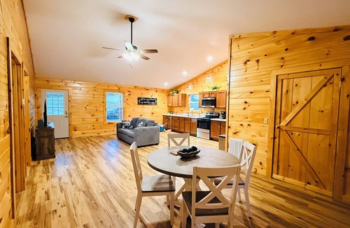 Jamestown House | The Lodge Lake Retreat – Family-Friendly with Private River Access