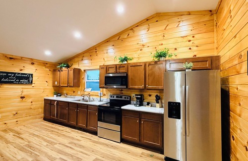 Jamestown House | The Lodge Lake Retreat – Family-Friendly with Private River Access