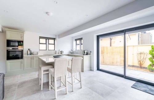 Cheltenham House | The Lodge, Private Parking & Garden