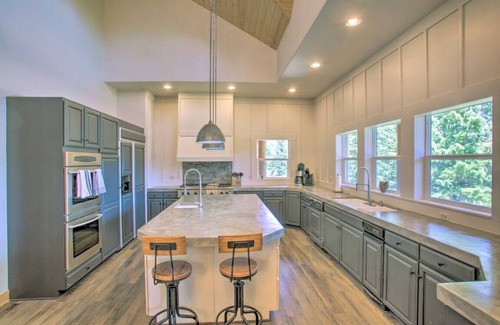 Bonner County House | The Lodge · Secluded Lodge with Mountain Views and Hot Tub