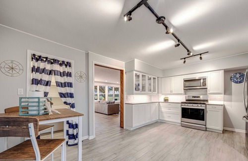 Lake Catherine Cottage | The Lodge, Sweet Waterfront Cottage, Separate Unit
