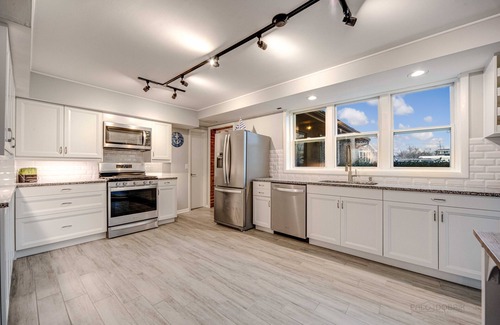 Lake Catherine Cottage | The Lodge, Sweet Waterfront Cottage, Separate Unit