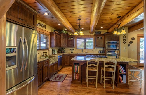 Boone Cabin | The Lodge - Theater Room, Putting Green, Pool, Great view 2 miles to Boone!